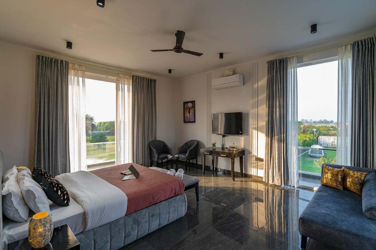 Stayvista At Le Blanc Escape W Outdoor Pool Sohna 외부 사진
