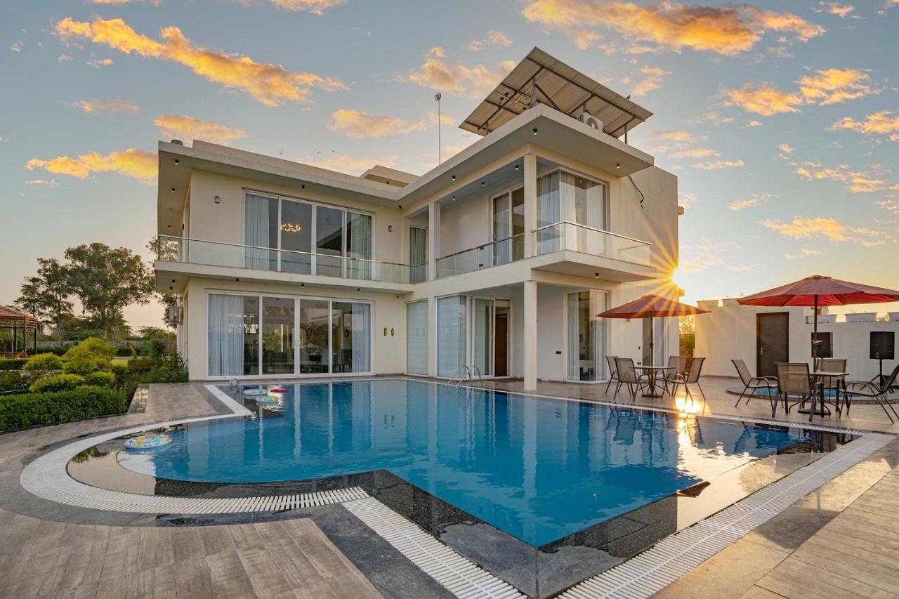 Stayvista At Le Blanc Escape W Outdoor Pool Sohna 외부 사진